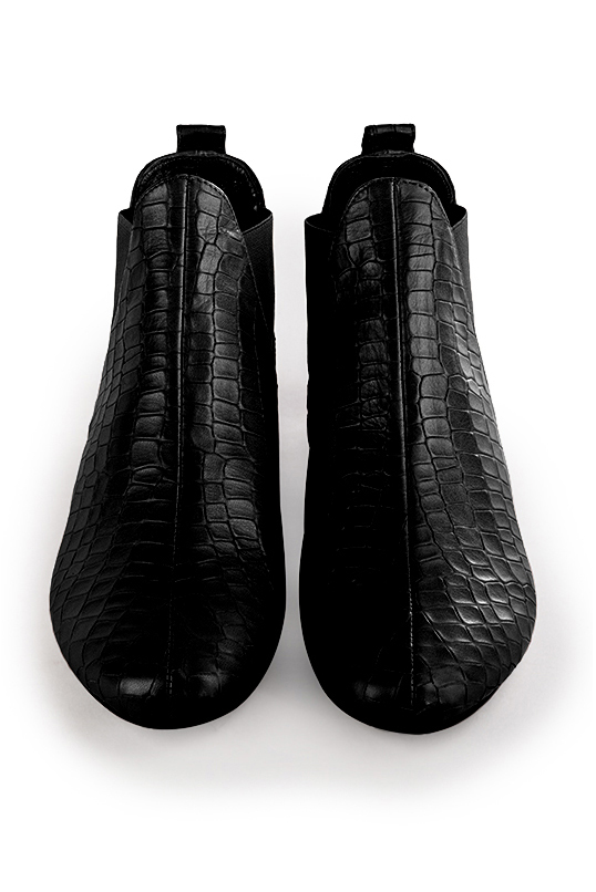 Boots femme : Boots élastiques sur les côtés couleur noir satiné. Bout rond. Talon plat bottier. Vue du dessus - Florence KOOIJMAN