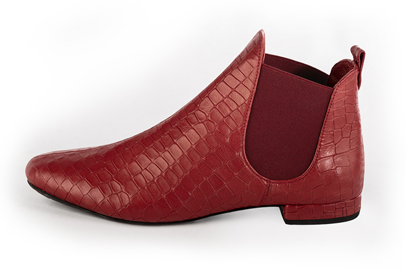 Boots femme : Boots élastiques sur les côtés couleur rouge coquelicot. Bout rond. Talon plat bottier. Vue de profil - Florence KOOIJMAN