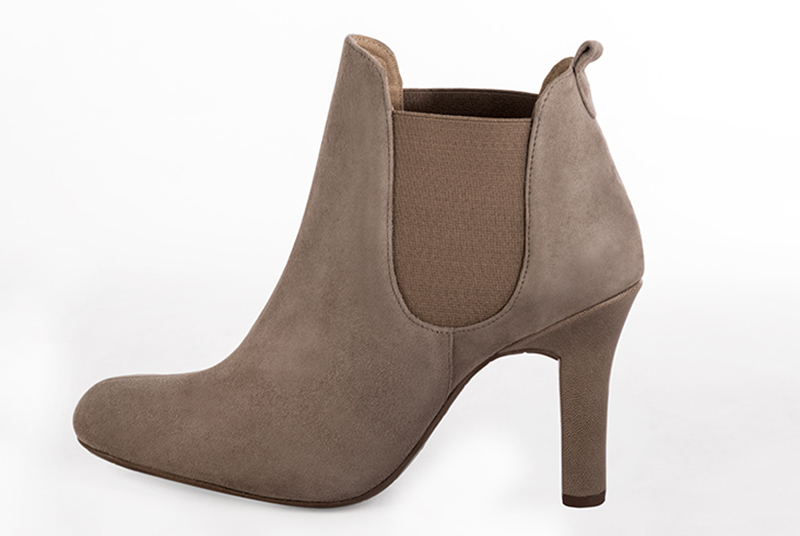 Bottines élégantes et raffinées avec des élastiques sur les côtés, coloris beige sahara. Bout rond. Très haut. Talon trotteur. Personnalisation : Choix des cuirs, des couleurs et des talons. Cou-de-pied sur mesure. - Florence KOOIJMAN