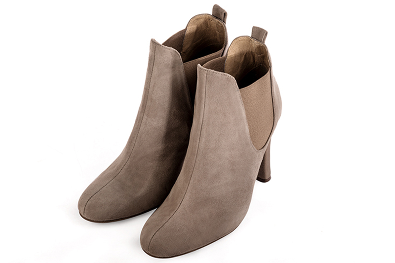 Bottines élégantes et raffinées avec des élastiques sur les côtés, coloris beige sahara. Bout rond. Très haut. Talon trotteur. Personnalisation : Choix des cuirs, des couleurs et des talons. Cou-de-pied sur mesure. - Florence KOOIJMAN