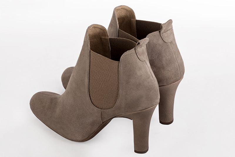 Bottines élégantes et raffinées avec des élastiques sur les côtés, coloris beige sahara. Bout rond. Très haut. Talon trotteur. Personnalisation : Choix des cuirs, des couleurs et des talons. Cou-de-pied sur mesure. - Florence KOOIJMAN