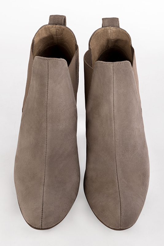 Bottines femme avec des élastiques beige sahara et beige mastic. Bout rond. Talon trotteur de 9.5 cm - Vue du dessus