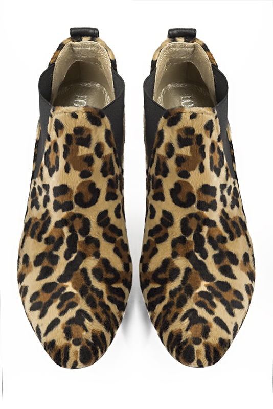 Bottines femme avec des élastiques léopard et noir mat. Bout rond. Talon bottier de 7.5 cm - Vue du dessus