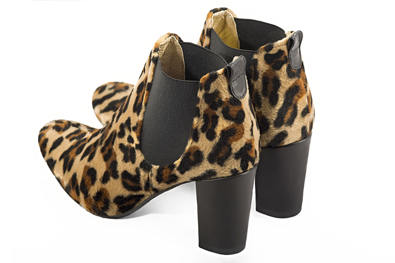 Bottines élégantes et raffinées avec des élastiques sur les côtés, coloris noir. Bout rond. Haut. Talon bottier. Personnalisation : Choix des cuirs, des couleurs et des talons. Cou-de-pied sur mesure. - Florence KOOIJMAN