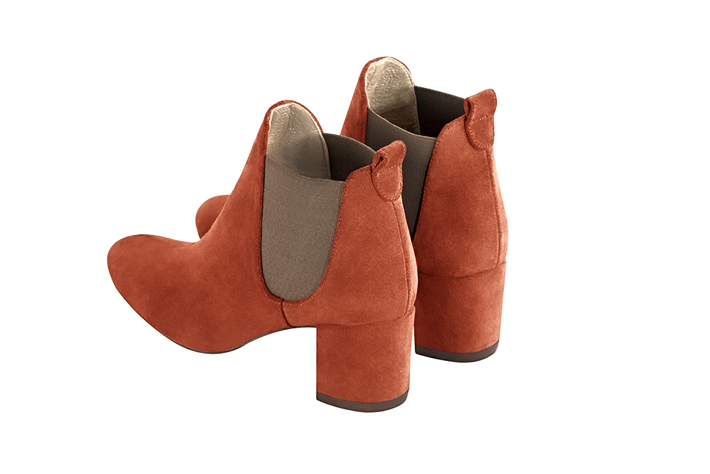 Boots femme : Boots élastiques sur les côtés couleur orange corail et marron taupe. Bout rond. Talon mi-haut bottier. Vue arrière - Florence KOOIJMAN