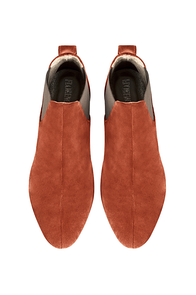 Boots femme : Boots élastiques sur les côtés couleur orange corail et marron taupe. Bout rond. Talon mi-haut bottier. Vue du dessus - Florence KOOIJMAN