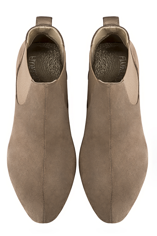 Bottines élégantes et raffinées avec des élastiques sur les côtés, coloris marron chocolat. Bout rond. Haut. Talon conique. Personnalisation : Choix des cuirs, des couleurs et des talons. Cou-de-pied sur mesure. - Florence KOOIJMAN