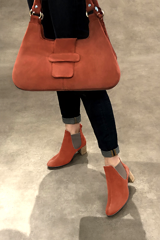 Boots femme : Boots élastiques sur les côtés couleur orange corail et marron taupe. Bout rond. Talon mi-haut bottier. Vue porté - Florence KOOIJMAN