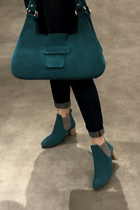 Boots femme : Boots élastiques sur les côtés couleur bleu canard et marron taupe. Bout rond. Talon mi-haut bottier. Vue porté - Florence KOOIJMAN