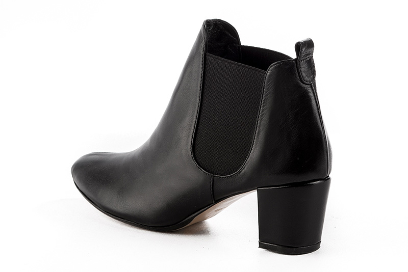 Boots femme : Boots élastiques sur les côtés couleur noir satiné. Bout rond. Talon mi-haut bottier. Vue arrière - Florence KOOIJMAN