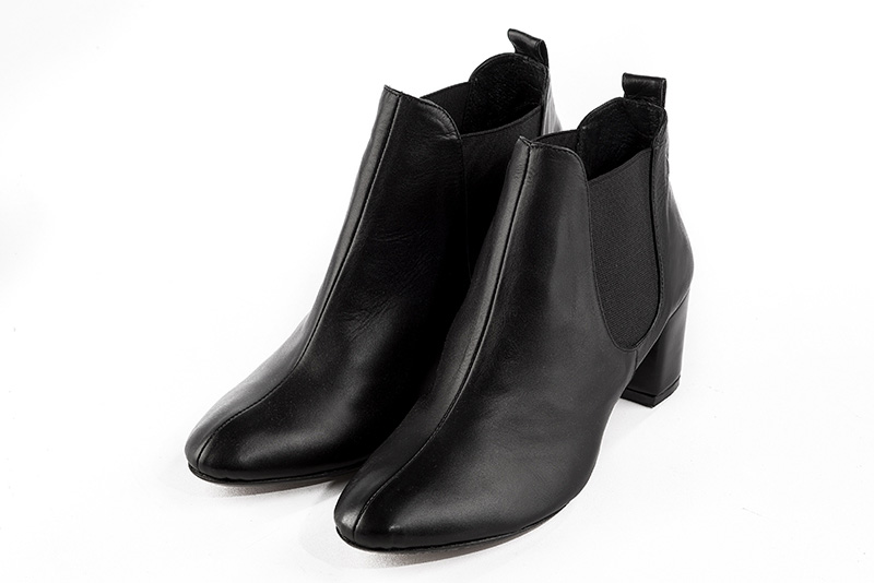 Boots femme : Boots élastiques sur les côtés couleur noir satiné. Bout rond. Talon mi-haut bottier Vue avant - Florence KOOIJMAN