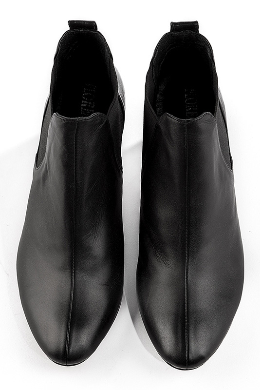 Boots femme : Boots élastiques sur les côtés couleur noir satiné. Bout rond. Talon mi-haut bottier. Vue du dessus - Florence KOOIJMAN