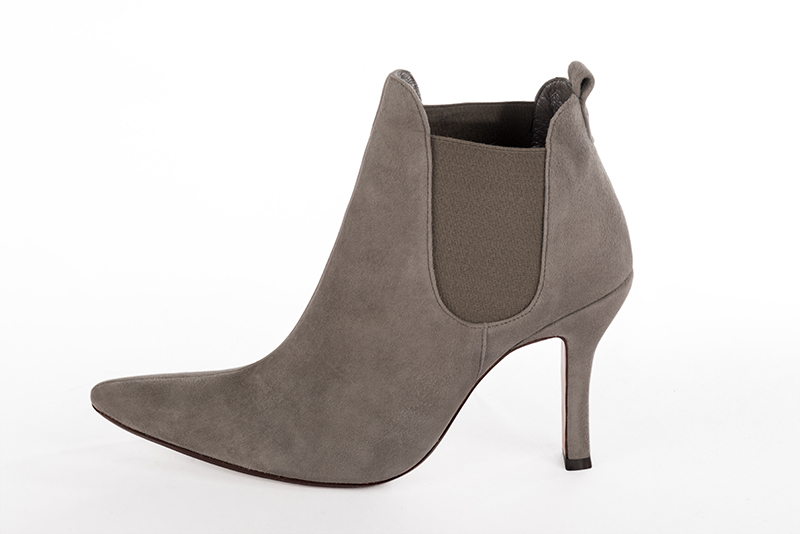 Bottines élégantes et raffinées avec des élastiques sur les côtés, coloris beige mastic et marron taupe. Bout effilé. Très haut. Talon bobine. Personnalisation : Choix des cuirs, des couleurs et des talons. Cou-de-pied sur mesure. - Florence KOOIJMAN