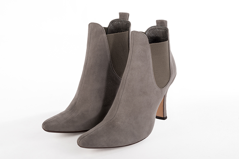 Bottines élégantes et raffinées avec des élastiques sur les côtés, coloris beige mastic et marron taupe. Bout effilé. Très haut. Talon bobine. Personnalisation : Choix des cuirs, des couleurs et des talons. Cou-de-pied sur mesure. - Florence KOOIJMAN