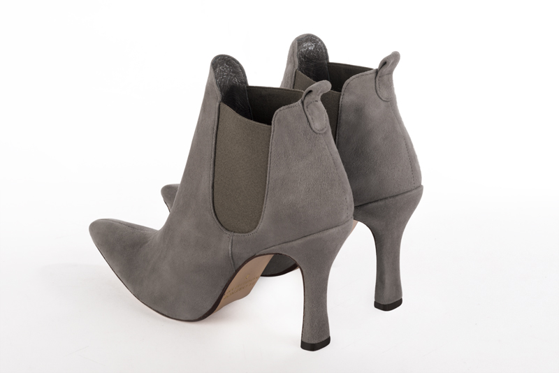 Bottines élégantes et raffinées avec des élastiques sur les côtés, coloris beige mastic et marron taupe. Bout effilé. Très haut. Talon bobine. Personnalisation : Choix des cuirs, des couleurs et des talons. Cou-de-pied sur mesure. - Florence KOOIJMAN