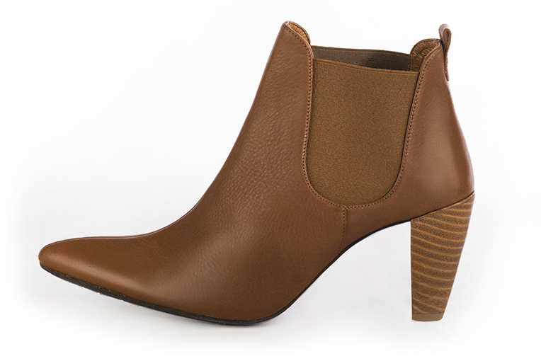 Bottines élégantes et raffinées avec des élastiques sur les côtés, coloris marron caramel. Bout effilé. Haut. Talon conique. Personnalisation : Choix des cuirs, des couleurs et des talons. Cou-de-pied sur mesure. - Florence KOOIJMAN