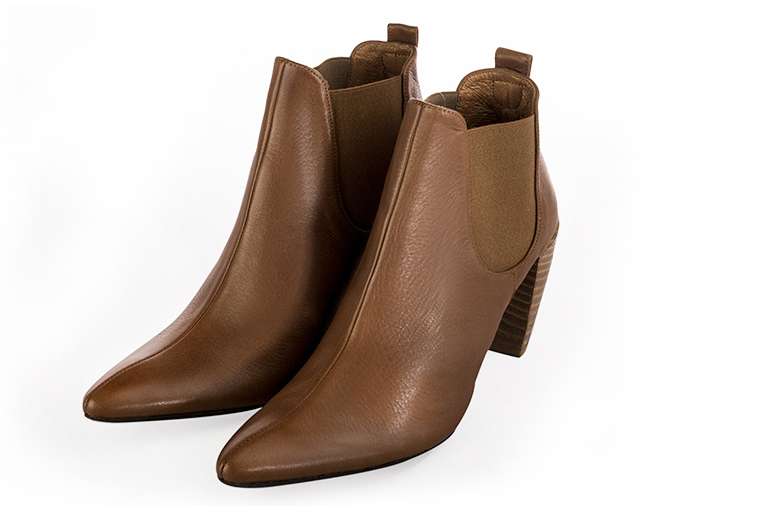 Bottines élégantes et raffinées avec des élastiques sur les côtés, coloris marron caramel. Bout effilé. Haut. Talon conique. Personnalisation : Choix des cuirs, des couleurs et des talons. Cou-de-pied sur mesure. - Florence KOOIJMAN