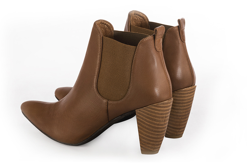 Bottines élégantes et raffinées avec des élastiques sur les côtés, coloris marron caramel. Bout effilé. Haut. Talon conique. Personnalisation : Choix des cuirs, des couleurs et des talons. Cou-de-pied sur mesure. - Florence KOOIJMAN