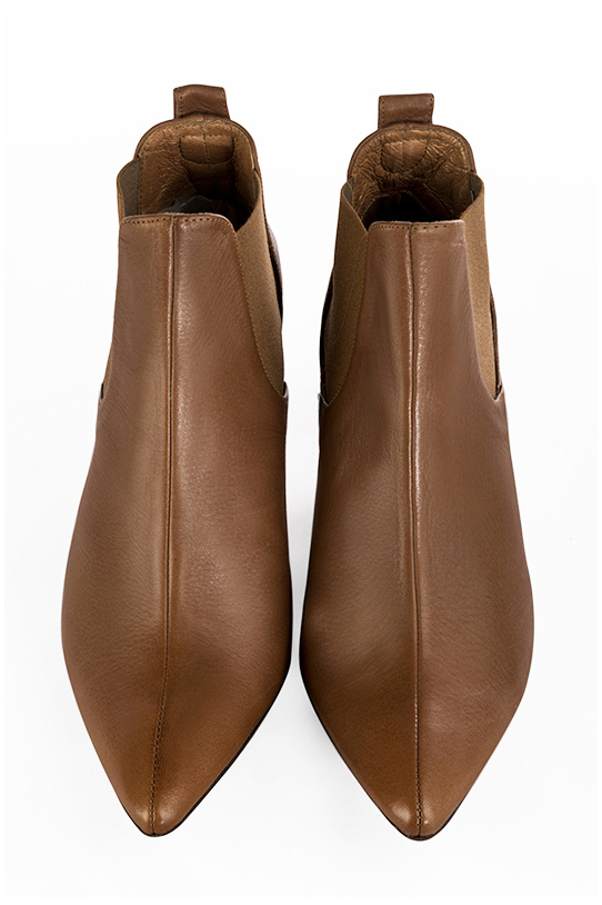 Boots femme :  couleur marron caramel. Bout effilé. Talon haut conique. Vue du dessus - Florence KOOIJMAN