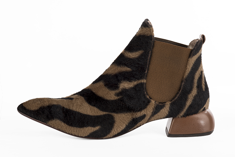 Boots femme : Boots élastiques sur les côtés couleur noir safari et marron caramel. Bout effilé. Petit talon évasé. Vue de profil - Florence KOOIJMAN