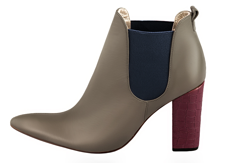 Bottines élégantes et raffinées avec des élastiques sur les côtés, coloris beige mastic et bleu marine. Bout effilé. Très haut. Talon bottier. Personnalisation : Choix des cuirs, des couleurs et des talons. Cou-de-pied sur mesure. - Florence KOOIJMAN