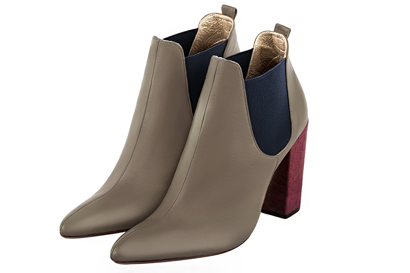 Bottines élégantes et raffinées avec des élastiques sur les côtés, coloris beige mastic et bleu marine. Bout effilé. Très haut. Talon bottier. Personnalisation : Choix des cuirs, des couleurs et des talons. Cou-de-pied sur mesure. - Florence KOOIJMAN