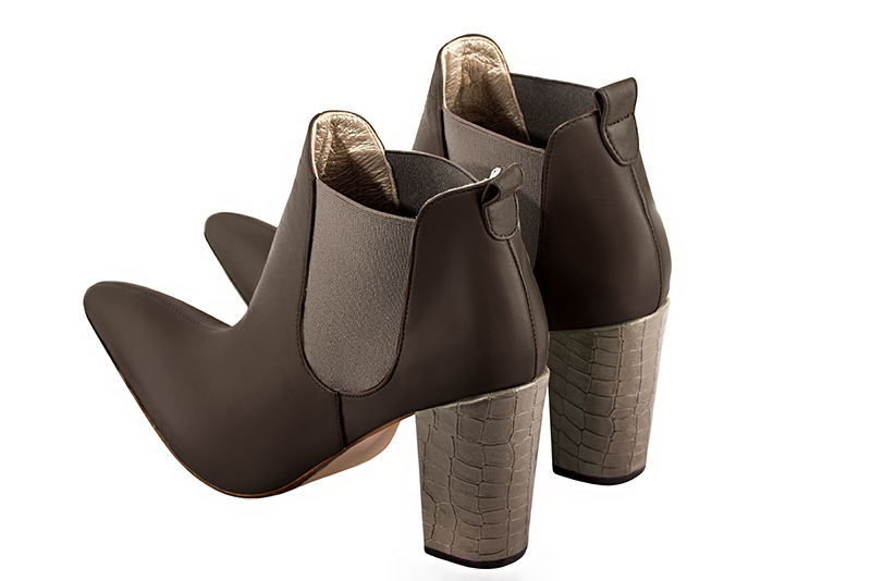 Bottines élégantes et raffinées avec des élastiques sur les côtés, coloris marron ébène et beige mastic. Bout effilé. Haut. Talon bottier. Personnalisation : Choix des cuirs, des couleurs et des talons. Cou-de-pied sur mesure. - Florence KOOIJMAN