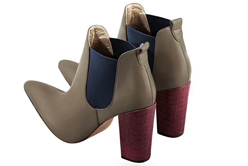 Bottines élégantes et raffinées avec des élastiques sur les côtés, coloris beige mastic et bleu marine. Bout effilé. Très haut. Talon bottier. Personnalisation : Choix des cuirs, des couleurs et des talons. Cou-de-pied sur mesure. - Florence KOOIJMAN