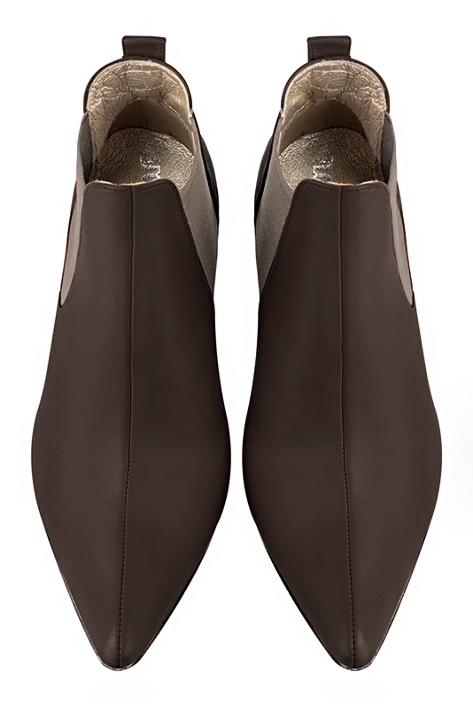 Bottines femme avec des élastiques marron ébène et beige mastic. Bout effilé. Talon bottier de 7.5 cm - Vue du dessus