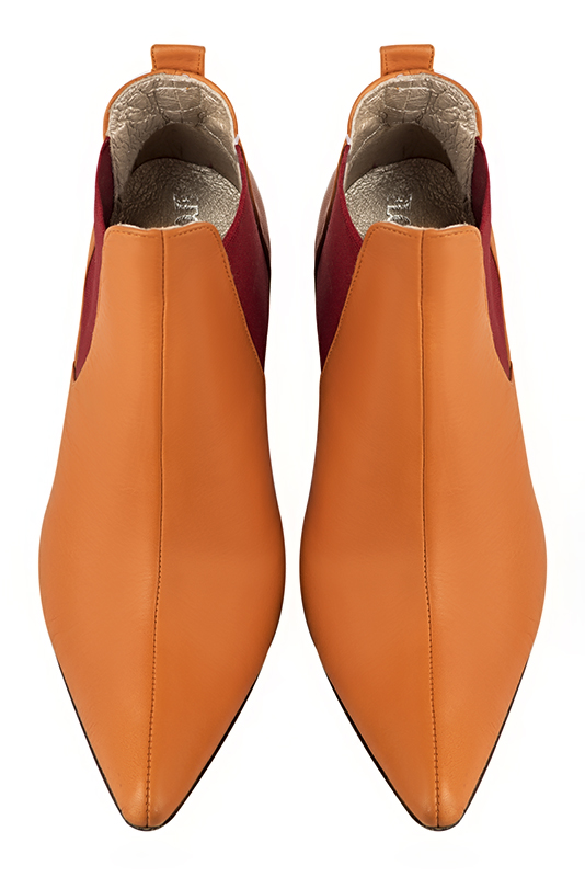 Boots femme : Boots élastiques sur les côtés couleur orange abricot et rouge carmin. Bout effilé. Talon très haut bottier. Vue du dessus - Florence KOOIJMAN