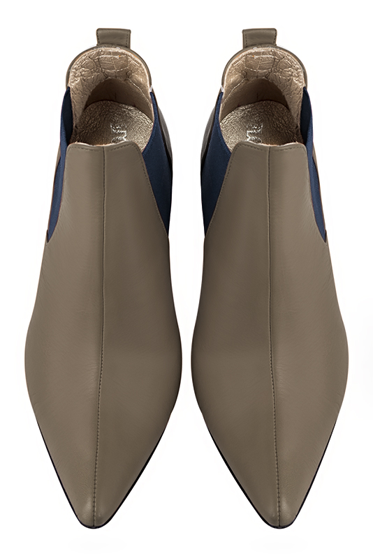 Bottines élégantes et raffinées avec des élastiques sur les côtés, coloris beige mastic et bleu marine. Bout effilé. Très haut. Talon bottier. Personnalisation : Choix des cuirs, des couleurs et des talons. Cou-de-pied sur mesure. - Florence KOOIJMAN