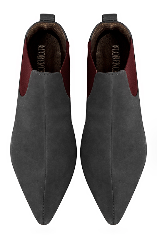Bottines élégantes et raffinées avec des élastiques sur les côtés, coloris gris acier et rouge carmin. Bout effilé. Haut. Talon conique. Personnalisation : Choix des cuirs, des couleurs et des talons. Cou-de-pied sur mesure. - Florence KOOIJMAN