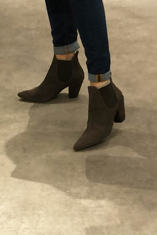 Bottines femme avec des élastiques marron ébène. Bout effilé. Talon conique de 5.5 cm - Vue porté