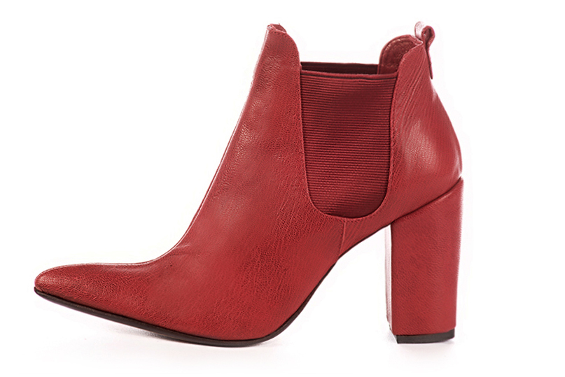 Boots femme : Boots élastiques sur les côtés couleur rouge coquelicot. Bout effilé. Talon très haut bottier. Vue de profil - Florence KOOIJMAN