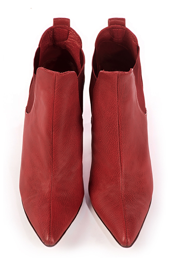Boots femme : Boots élastiques sur les côtés couleur rouge coquelicot. Bout effilé. Talon très haut bottier. Vue du dessus - Florence KOOIJMAN
