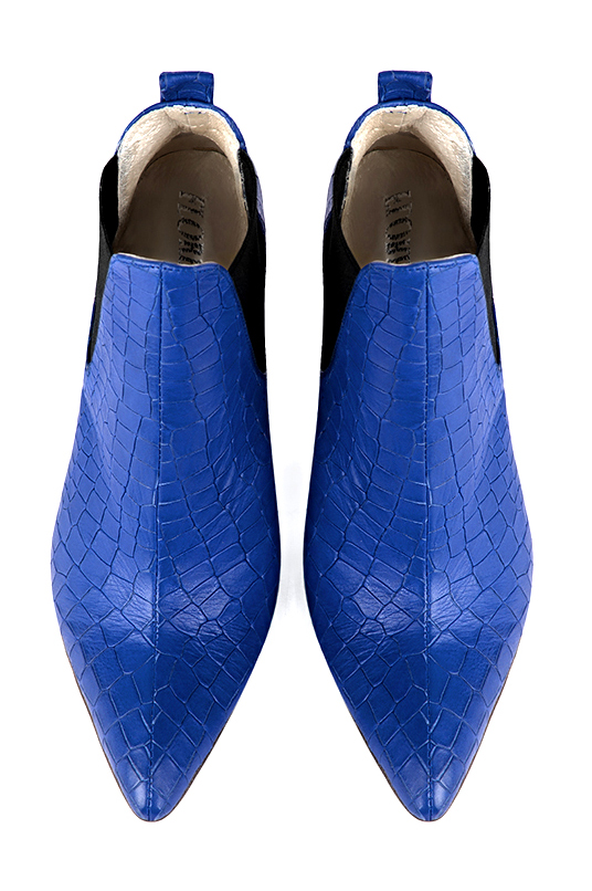 Boots femme : Boots élastiques sur les côtés couleur bleu électrique et noir mat. Bout effilé. Talon haut bottier. Vue du dessus - Florence KOOIJMAN