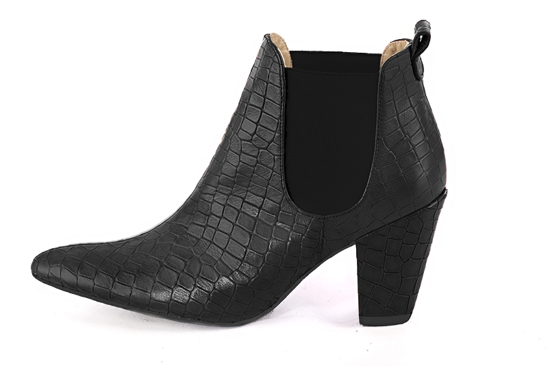 Boots femme : Boots élastiques sur les côtés couleur noir satiné. Bout effilé. Talon haut conique. Vue de profil - Florence KOOIJMAN