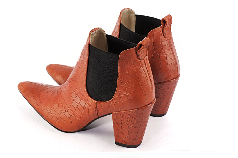 Boots femme : Boots élastiques sur les côtés couleur orange corail et noir mat. Bout effilé. Talon haut conique. Vue arrière - Florence KOOIJMAN