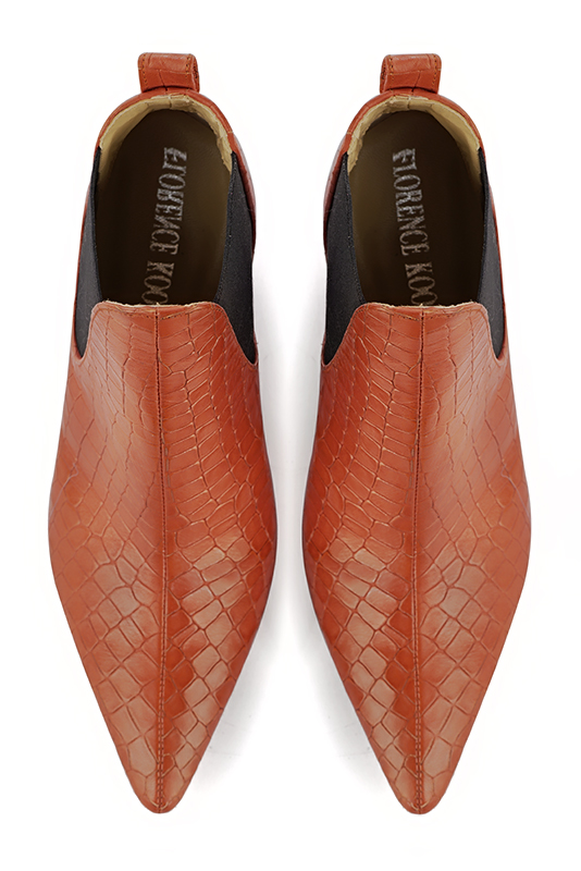 Boots femme : Boots élastiques sur les côtés couleur orange corail et noir mat. Bout effilé. Talon haut conique. Vue du dessus - Florence KOOIJMAN
