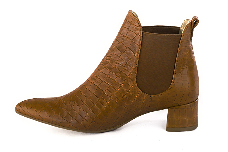 Boots femme : Boots élastiques sur les côtés couleur marron caramel. Bout effilé. Petit talon évasé. Vue de profil - Florence KOOIJMAN