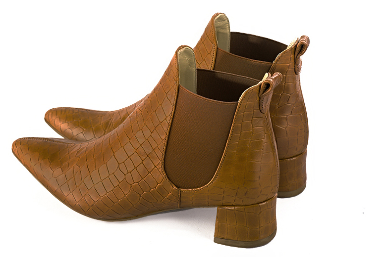 Boots femme : Boots élastiques sur les côtés couleur marron caramel. Bout effilé. Petit talon évasé. Vue arrière - Florence KOOIJMAN