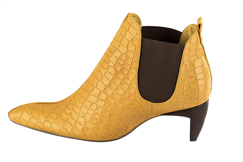Bottines élégantes et raffinées avec des élastiques sur les côtés, coloris jaune ocre et marron ébène. Bout effilé. Mi-haut à haut. Talon virgule. Personnalisation : Choix des cuirs, des couleurs et des talons. Cou-de-pied sur mesure. - Florence KOOIJMAN