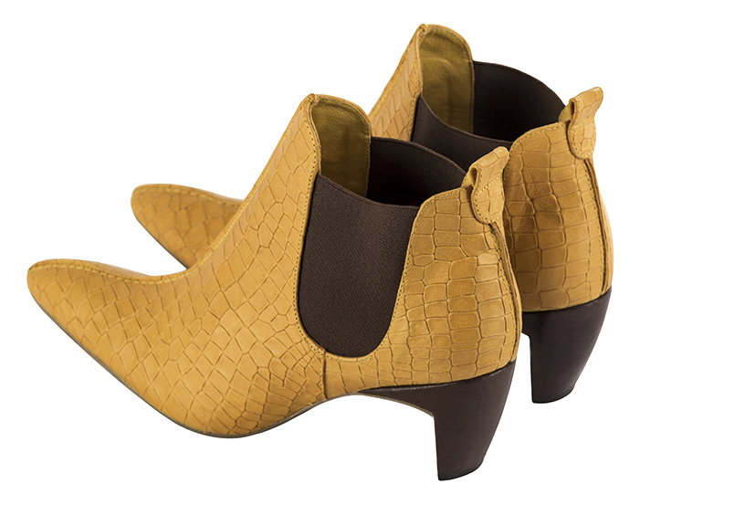 Bottines élégantes et raffinées avec des élastiques sur les côtés, coloris jaune ocre et marron ébène. Bout effilé. Mi-haut à haut. Talon virgule. Personnalisation : Choix des cuirs, des couleurs et des talons. Cou-de-pied sur mesure. - Florence KOOIJMAN