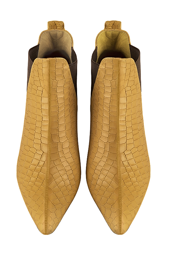 Bottines élégantes et raffinées avec des élastiques sur les côtés, coloris jaune ocre et marron ébène. Bout effilé. Mi-haut à haut. Talon virgule. Personnalisation : Choix des cuirs, des couleurs et des talons. Cou-de-pied sur mesure. - Florence KOOIJMAN