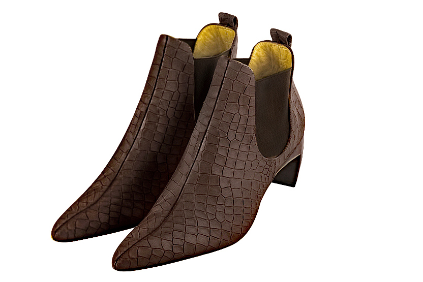 Bottines élégantes et raffinées avec des élastiques sur les côtés, coloris marron ébène. Bout effilé. Mi-haut à haut. Talon virgule. Personnalisation : Choix des cuirs, des couleurs et des talons. Cou-de-pied sur mesure. - Florence KOOIJMAN