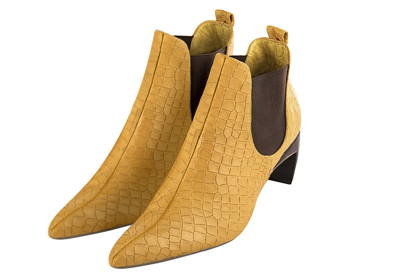Boots femme : Boots élastiques sur les côtés couleur jaune ocre et marron ébène. Bout effilé. Talon mi-haut virgule Vue avant - Florence KOOIJMAN