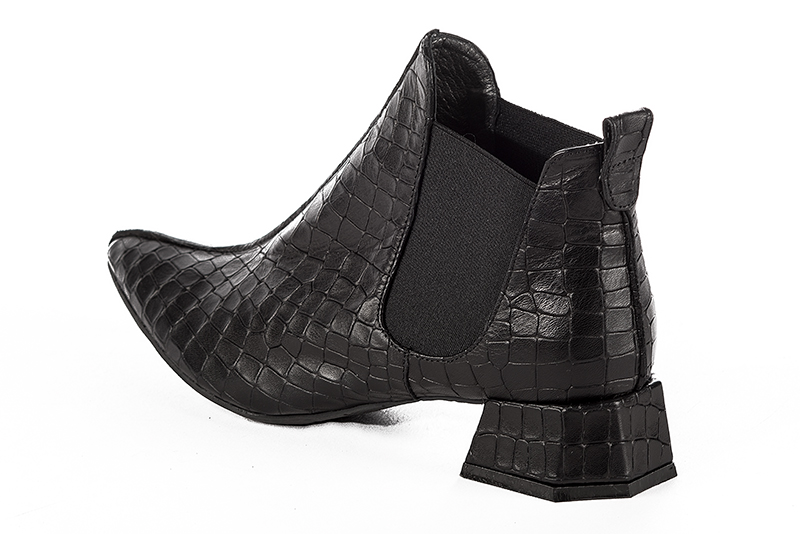 Boots élégantes et raffinées avec des élastiques sur les côtés, coloris noir reptile. Bout effilé. Petit talon bottier. Personnalisation : Choix des cuirs, des couleurs et des talons. Cou-de-pied sur mesure. - Florence KOOIJMAN