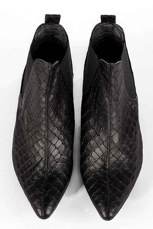 Boots élégantes et raffinées avec des élastiques sur les côtés, coloris noir reptile. Bout effilé. Petit talon bottier. Personnalisation : Choix des cuirs, des couleurs et des talons. Cou-de-pied sur mesure. - Florence KOOIJMAN