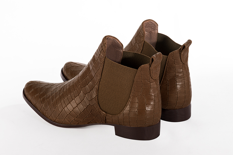 Boots élégantes et raffinées avec des élastiques sur les côtés, coloris marron caramel. Bout rond. Semelle cuir talon plat. Personnalisation : Choix des cuirs, des couleurs et des talons. Cou-de-pied sur mesure. - Florence KOOIJMAN