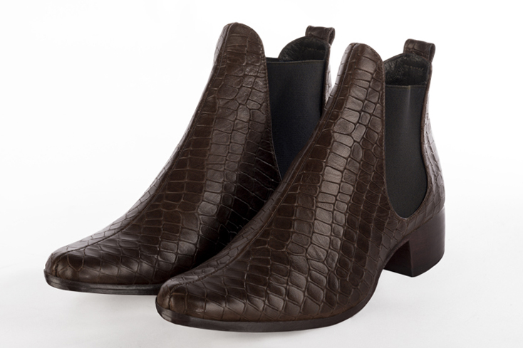 Boots élégantes et raffinées avec des élastiques sur les côtés, coloris marron ébène. Bout rond. Semelle cuir petit talon. Personnalisation : Choix des cuirs, des couleurs et des talons. Cou-de-pied sur mesure. - Florence KOOIJMAN